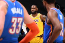 华体会-上海队碾压雷霆，浓眉哥点燃赛场