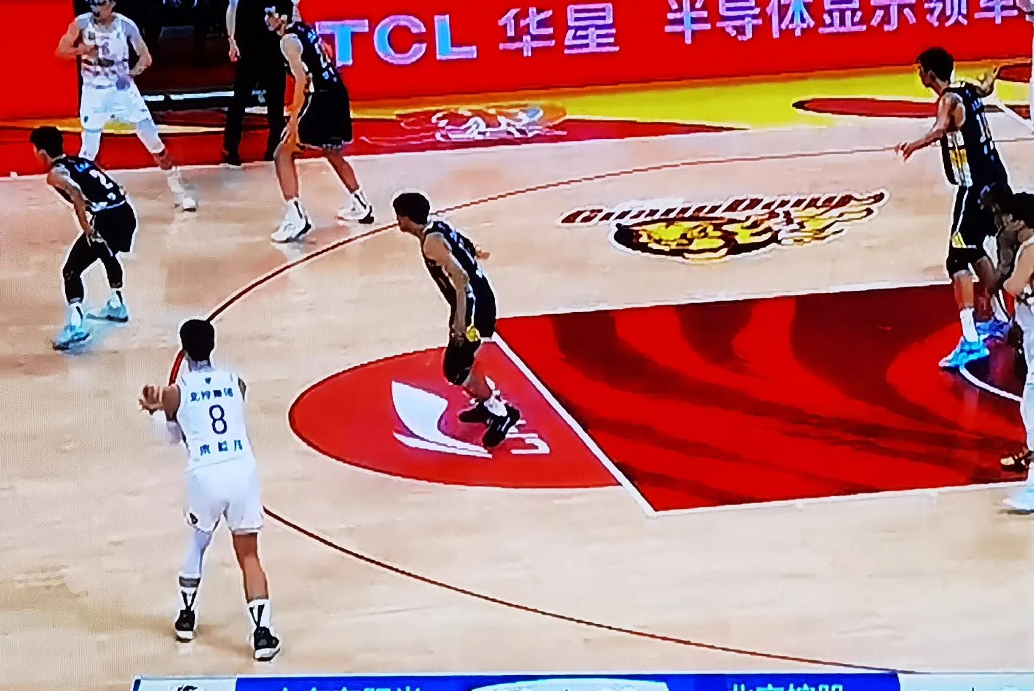 关键时刻发挥关键作用,球队获胜在望 关键时刻发挥关键作用,球队获胜在望