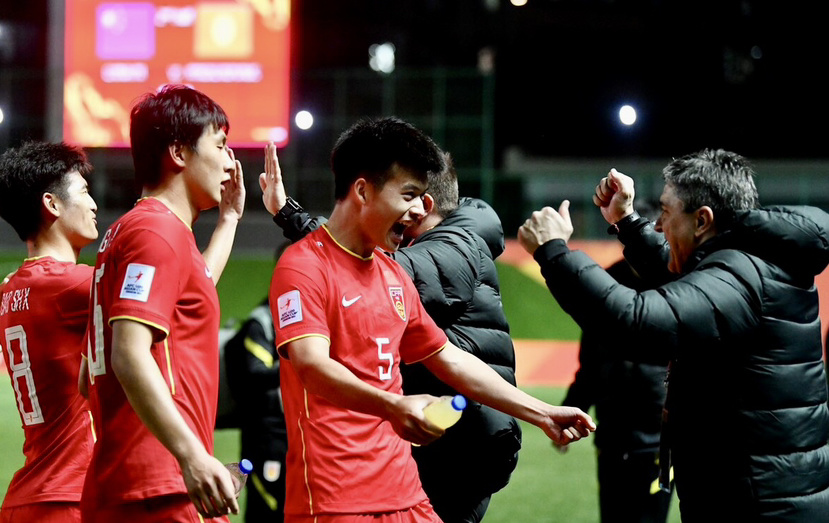 波兰队惊险战胜阿尔巴尼亚，挺进八强