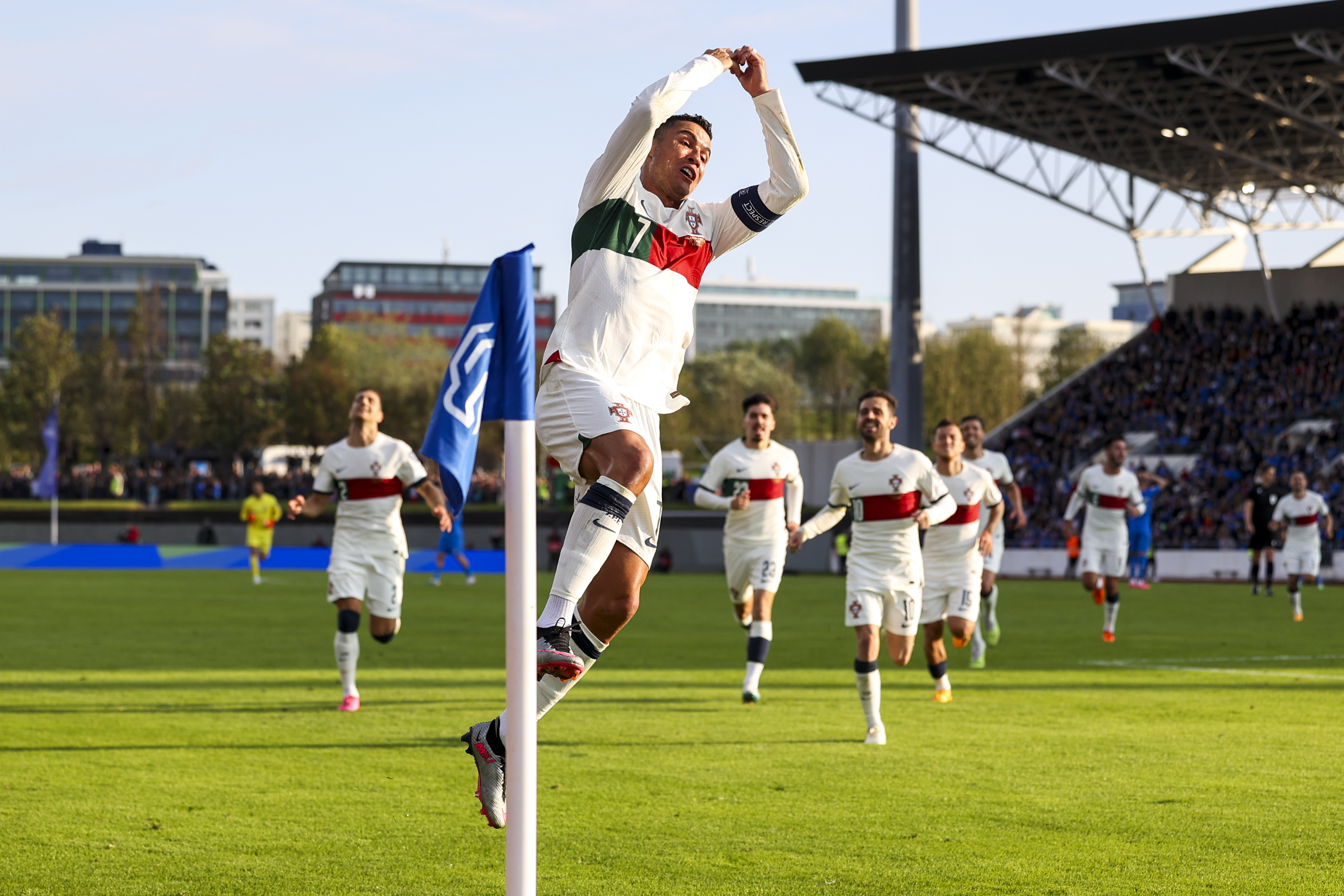 比利时足球队面对冰岛,轻松获得胜利 比利时足球队面对冰岛,轻松获得胜利