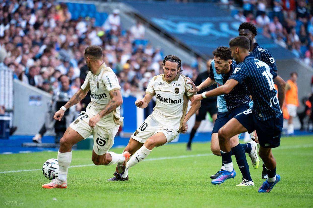 朗斯球员庆祝胜利,球队走上正轨 朗斯球员庆祝胜利,球队走上正轨