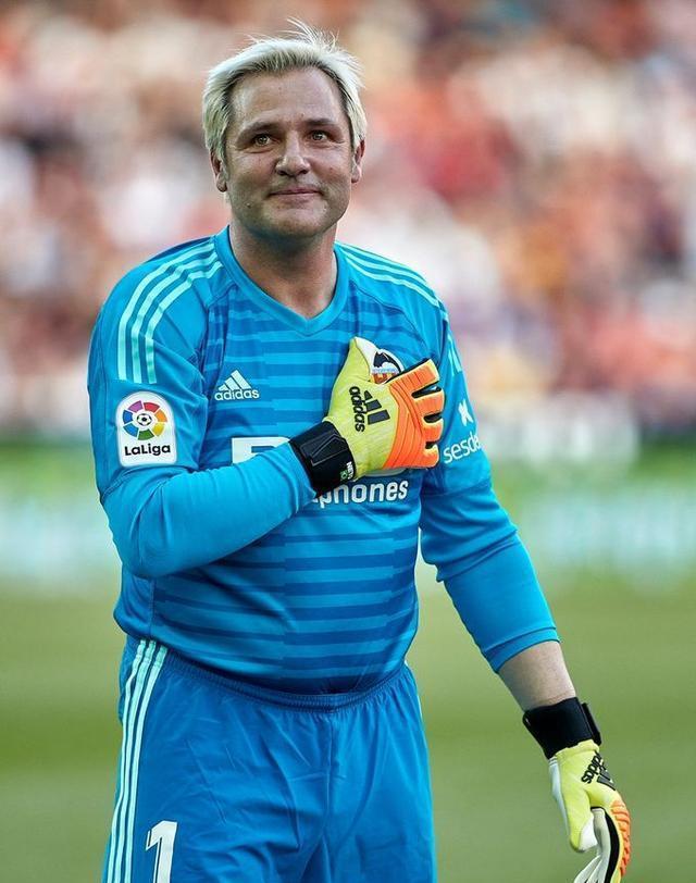 包含拉科鲁尼亚客场不敌对手，排名继续下滑的词条